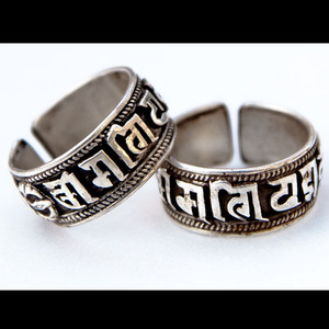 Sanskrit Om Ma Ni Pad Me Hum the &quot;Silver&quot;